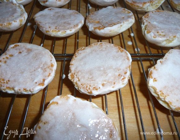 Перевернуть и обмазать низ. Пряники сохнут быстро.