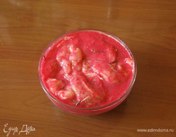 Нарезаем филе вдоль и полосками по размеру бекона. Кизил отвариваем и перетираем через сито. Заливаем мясо кизиловой гущей с перцем и розмарином. Выдерживаем 30-40 минут.