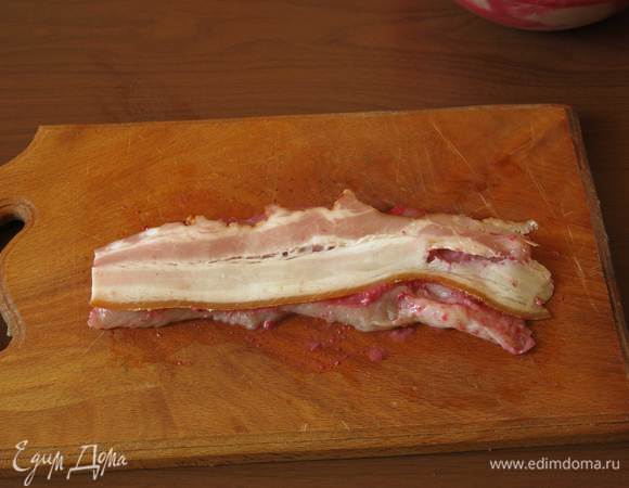 Кладем на филе бекон. Чем тоньше кусочки, тем быстрее будет готов шашлык. Бекон лучше взять с запасом, его количество зависит от тонкости нарезки и аккуратности.