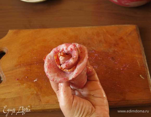 Сворачиваем розой, бекон внутри. Можно положить бекон наружу, но у меня нарезка очень тонкая, волокна расслаиваются. С беконом наружу получаются розы-бутоны, такой вариант делала для духовки.