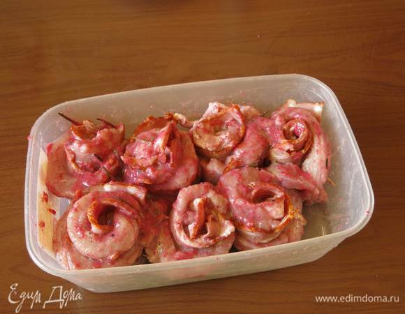 Соединяем низ "цветков" зубочистками. Отправляемся на дачу.