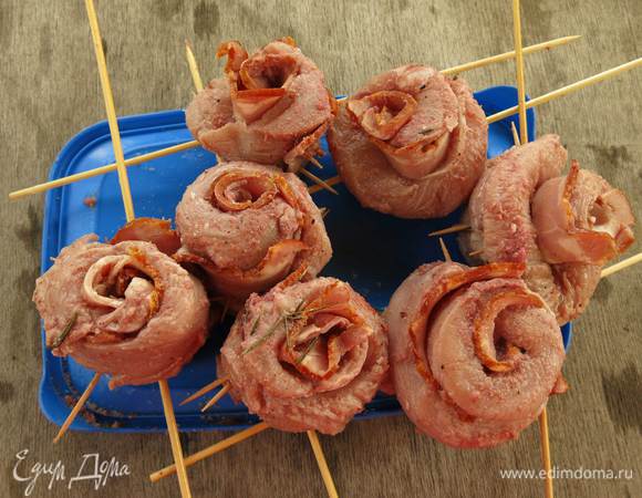 Надеваем шашлычки на палочки, солим филе. Зубочистки и шпажки предварительно надо замочить в воде.