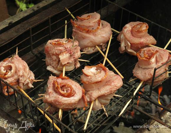 Кладем шашлык к на решетку, жарим. Если Вы готовите в духовке, то можно установить розы на половинки картофеля для устойчивости и запекать при 200-220 С до готовности.