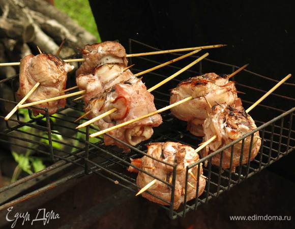 Переворачиваем шашлык, укладываем палочки на край решетки, чтобы низ шашлычка не касался решетки. Когда низ пропечется, переворачиваем еще раз, дожариваем.