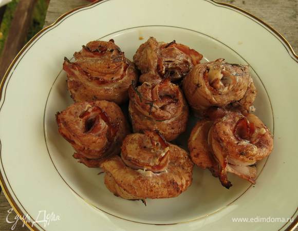 Подаем шашлык с зеленью, ягодами кизила. Приятного аппетита!