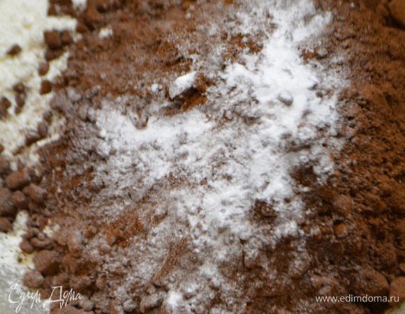 Смешать в миске сухие ингредиенты: муку, соду, какао, ванилин и соль.