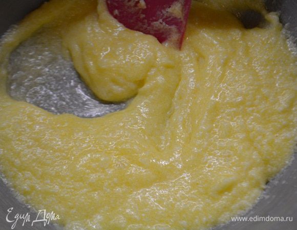 В другой миске взбить мягкое масло с 100 г сахара.