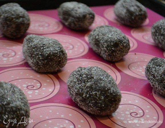 Каждый шарик обмакнуть в сахар и уложить на противень, выстланный пекарской бумагой. Выпекать при 180°C 10 минут.