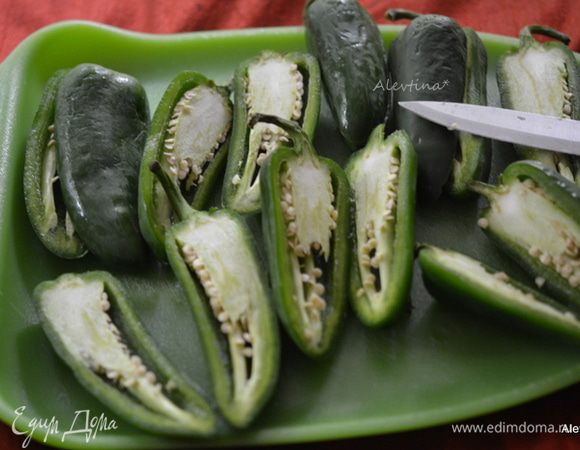 Халапеньо разрезать на 2 части и очистить от семян.