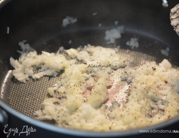 Разогреть духовку до 200°C.
На сковороде разогреть растительное масло. Лук мелко нарубленный выложить на сковороду. Посолить и поперчить. Готовить, помешивая 8-10 мин.