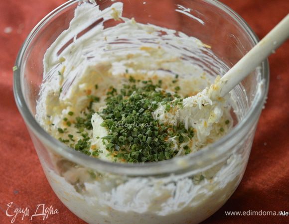 Переложить готовый лук в блюдо. Добавить сметану, тертый сыр, сливочный сыр или спред сырный со специями (as Boursin), луковая специя, мелко нарезанный шнитт-лук. Все перемешать.