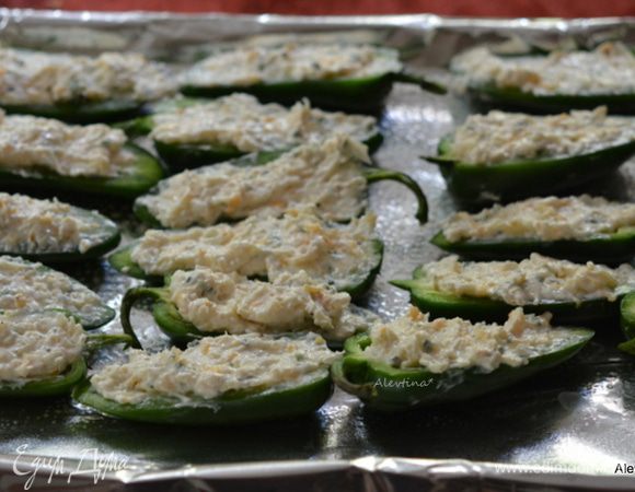 Противень застелить фольгой для выпечки, смазать маслом. 
Заполнить каждую половинку сырной смесью. Выкладывать на противень.
Посыпать сверху японской крошкой панко или используем крошку сухариков, крекеров. Сбрызнуть сверху растопленным маслом или масляным спреем.
Поставить в разогретую духовку на 25-30 минут до золотистого цвета.