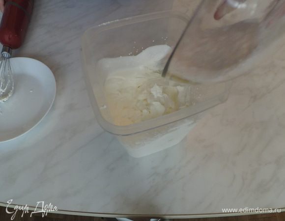 К взбитым сливкам добавляем пудру и взбиваем еще несколько секунд.