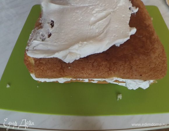 Каждый слой коржа смазываем взбитыми сливками.