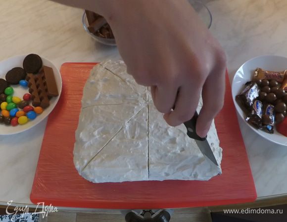 С помощью ножа размечаем 8 равных частей.