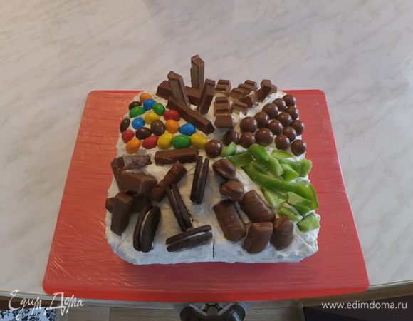 Украшаем торт разными вкусностями.