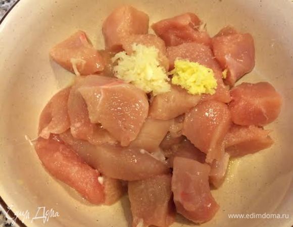 Для первого маринада: куриные грудки порезать, добавить 1 ч.л соли, 1ч.л натертого имбиря, 1 ч.л натертого чеснока и 2 ст.л лимонного сока. Хорошо перемешать и оставить на 20 минут при комнатной температуре.