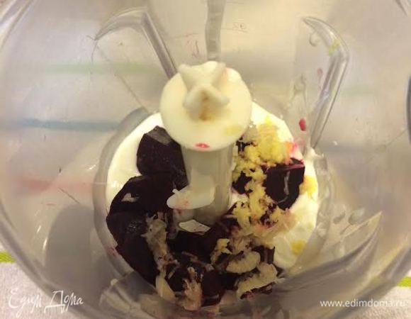 Для второго маринада: вареную свеклу порезать кубиками. В блендере взбить йогурт, свеклу, 1 ч.л чеснока и 1 ч.л. имбиря и 1/2 ч.л соли. Добавить 2 ст.л оливкового масла, остальные специи и еще раз хорошо взбить.