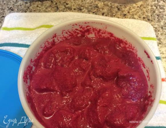 Покрыть куриные грудки этой смесью и оставить мариноваться в холодильнике от 1-3 часов.