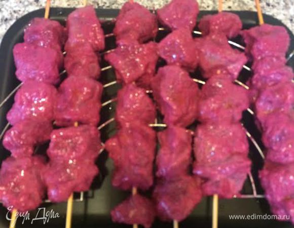 Если жарить на деревянных шпажках, то их нужно заранее замочить в воде на 30 минут. Шашлык можно жарить на гриле по 4 минуты каждую сторону, но я жарила в духовке при температуре 200°C до румяной корочки, периодически переворачивая.