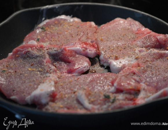 Приготовить смесь из предложенных ингредиентов.
Обвалять в готовой смеси с двух сторон свиные котлеты. Обжарить на грильной разогретой сковороде с маслом с двух сторон.