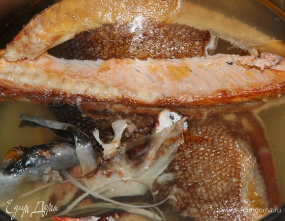 Из рыбных остатков готовим бульон. Затем его процеживаем, отбираем с хребтов мякоть и отправляем обратно в бульон.