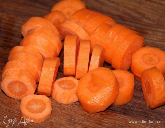 Чистим овощи. Морковь нарезаем крупными кольцами и отправляем в кипящий бульон готовиться минут на 20.