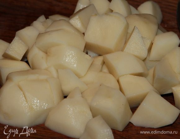 Через 20 минут добавляем нарезанный картофель.