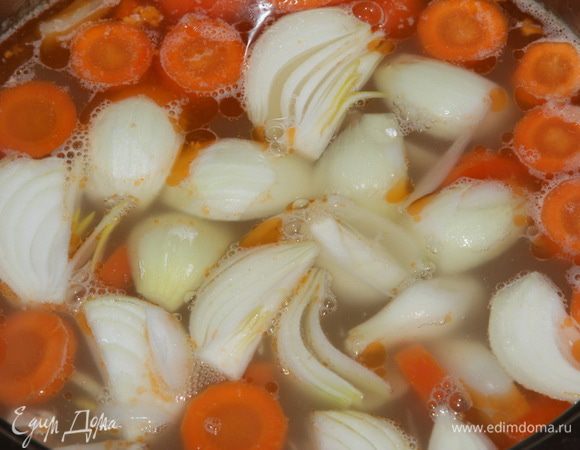 Через 10 минут после того как картофель закипел, добавляем в бульон крупно нарезанный лук и готовим до полной готовности лука. Он должен стать таким "невидимым", т. е. — прозрачным и очень мягким. Если кто не любит такой лук, приготовьте как вам нравится.