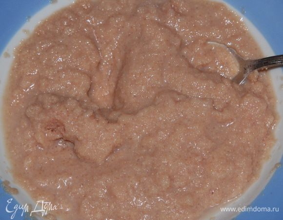 Икру мойвы очищаем от пленок и взбиваем вилкой.