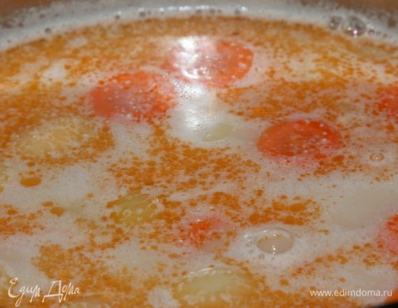 Добавляем икру в суп и быстро размешиваем, чтобы икра не успела схватиться и распределилась в бульоне. Добавляем 150 мл молока и доводим все до кипения.
