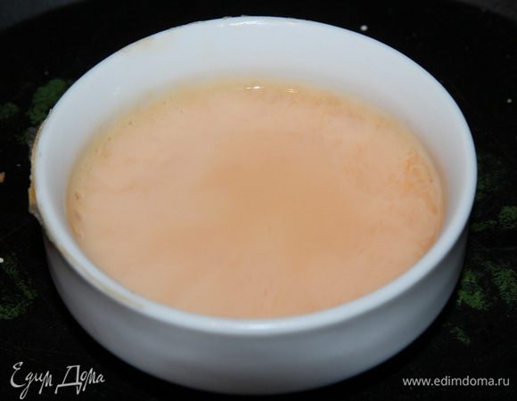 Яйцо размешиваем с 50 мл молока.