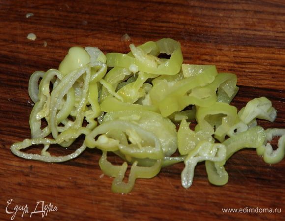 Острый зеленый перец очищаем от семян и нарезаем кольцами.