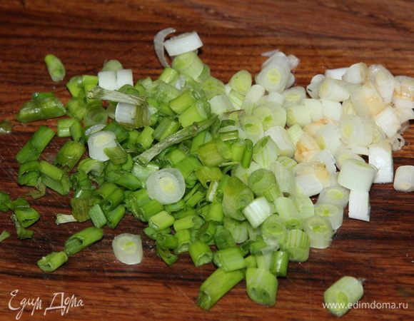Нарезаем зеленый лук.