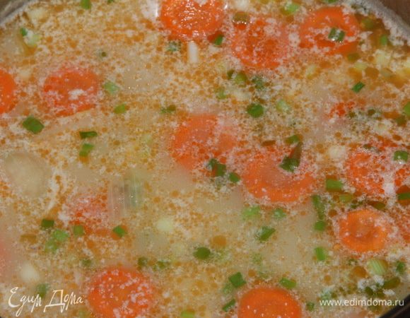 Яйцо, перец и лук добавляем в закипевший бульон, размешиваем, чтобы яйцо схватилось хлопьями. Доводим все до кипения и выключаем. Накрываем крышкой и даем настояться минут 10. Суп готов.