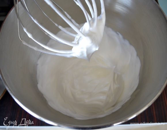 Духовку включить разогреваться на 180°C с конвекцией (с обдувом).
Белки (комнатной температуры) взбить с сахаром до крепкой, устойчивой массы. Начать взбивать белки на средних оборотах миксера, постепенно добавить сахар и, также постепенно увеличивая скорость взбивания, довести белковую массу до нужной консистенции. 