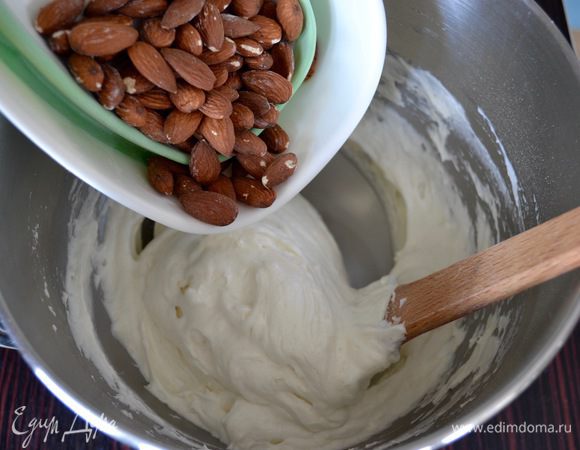 Всыпать неочищенный миндаль. Такое печенье можно прекрасно приготовить и с другими орехами — грецкий, фисташки и т.п. Еще раз аккуратно перемешать.