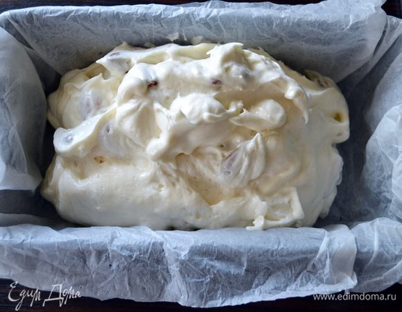 Форму для выпечки кексов (20х10) проложить пекарской бумагой, предварительно смоченной в воде и как следует отжатой от лишней жидкости. Выложить тесто в форму и разровнять. Высота теста в форме должна быть примерно 3 см.