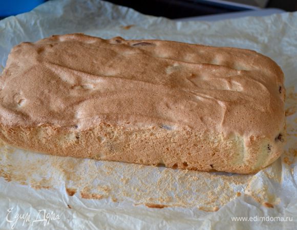 Готовый полученный кекс осторожно достать с помощью бумаги из формы. Также осторожно снять бумагу и полностью остудить кекс! 