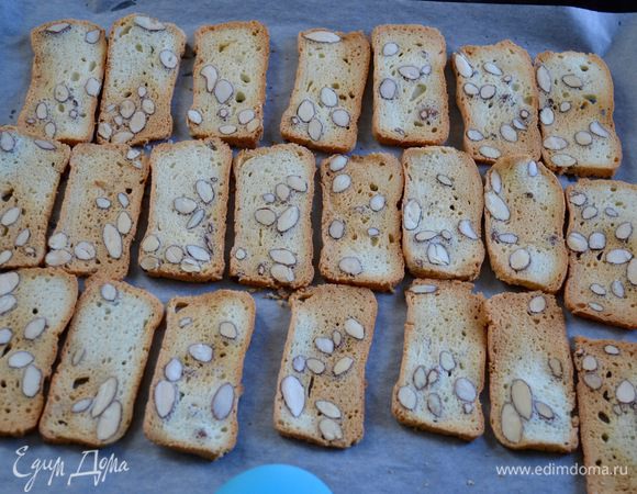 Выложить нарезанные ломтики на противень, застеленный пекарской бумагой и выпекать в разогретой до 150°C духовке (в режиме конвекции) до состояния, когда края печенья начнут приобретать золотистый цвет. Слетите по своей духовке! Может потребоваться 7-9 минут.