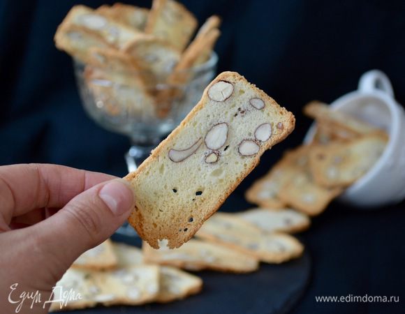 Готовое печенье остудить. Вот такое тоненькое и воздушное оно получается!