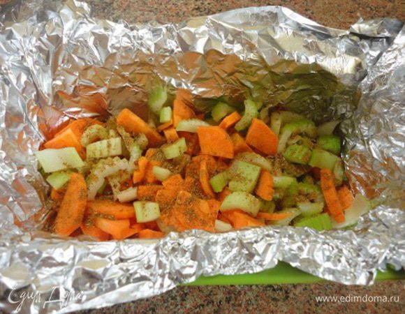 Для запекания я использовала силиконовую форму для кекса, потому что все остальные формы у меня великоваты для этого количества продуктов. Выстлала ее фольгой. На дно нарезаем и выкладываем любимые овощи — морковь, сельдерей (корень), но у меня стебель, петрушка (корень) и посыпаем 1 чайной ложкой сухой аджики.