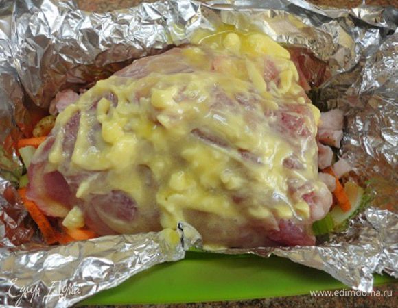 Сверху выкладываем мясо и поливаем его слегка распущенным сливочным маслом.