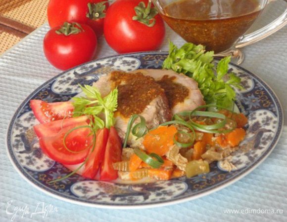 Перед запеканием подержать при комнатной температуре полчаса. Запекать в духовке при 200°C 1 час в фольге, затем развернуть и еще запекать 30 минут, периодически поливая выделившимся соусом.
Готовую вырезку нарезать на порции, а сок без овощей пассеровать с оставшейся в пакетике аджикой, и выжав сок половины лимона.
Нарезанное мясо полить частью соуса, оставшийся подавать к столу в соуснике.