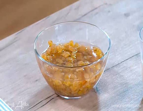 Изюм замочить в горячей воде и дать постоять, затем воду слить.