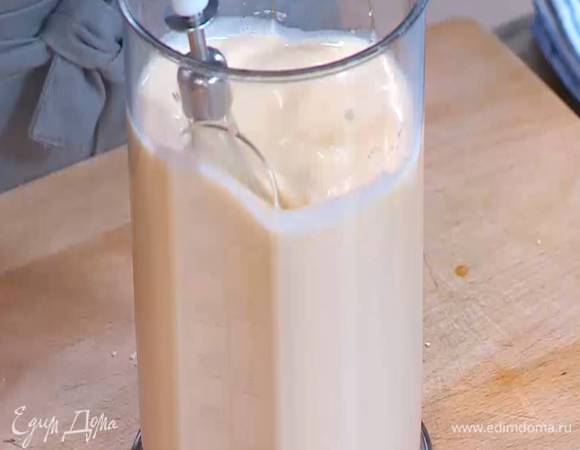 Яйца с сахаром взбить блендером с насадкой-венчиком в пышную массу, затем влить сливки и взбивать до получения однородной массы. Затем понизить скорость блендера, влить молоко и взбить еще немного.