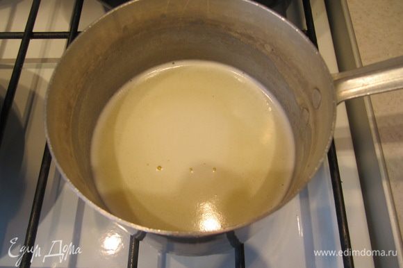 Сливочное масло растопить в сотейнике вместе с сахаром и молоком до растворения сахара. Затем смесь остудить до теплого (не горячего!) состояния.