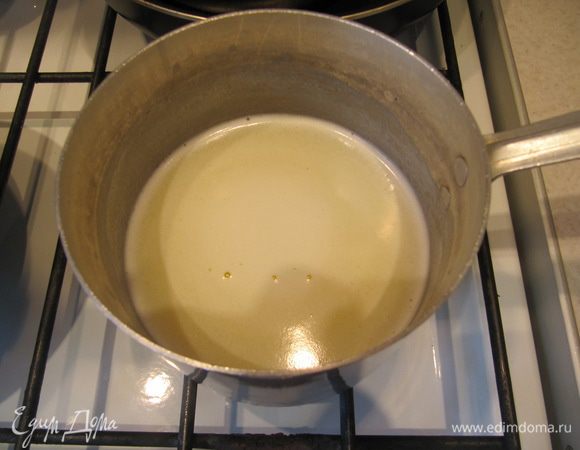 Сливочное масло растопить в сотейнике вместе с сахаром и молоком до растворения сахара. Затем смесь остудить до теплого (не горячего!) состояния.