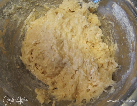 Сделать в миске с мукой углубление и влить теплую молочную смесь и яйца комнатной температуры. Соединить все ингредиенты ложкой.