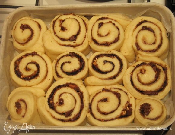 Расстоявшиеся булочки отправить в духовку (180°C) на 25-35 минут.
Время выпечки зависит от вашей духовки. 
Если булочки подрумянятся раньше времени окончания выпечки, то на последние 10 минут выпекания накройте форму с булочками фольгой.